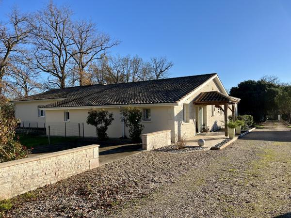 Plain-pied moderne avec piscine et dépendances