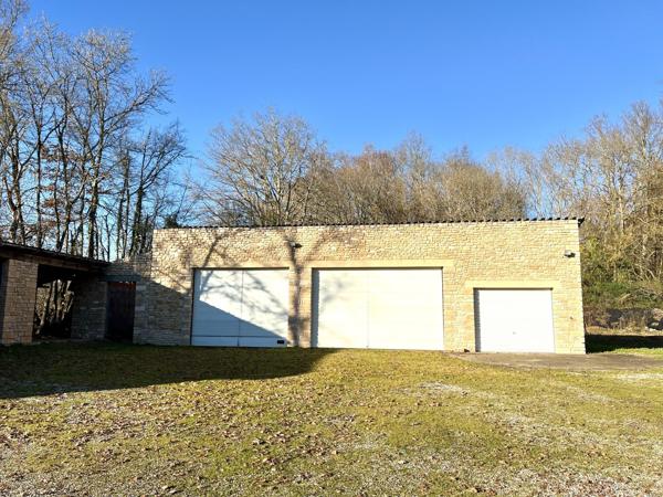 Plain-pied moderne avec piscine et dépendances