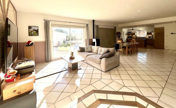 Plain-pied moderne avec piscine et dépendances