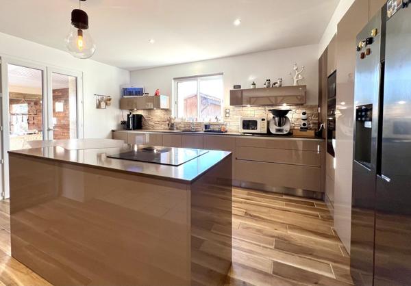 Plain-pied moderne avec piscine et dépendances