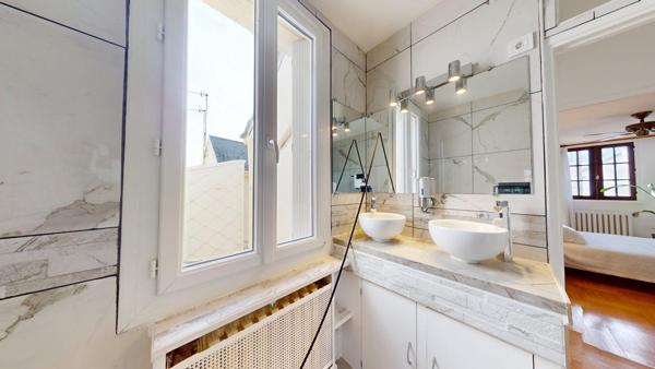 Maison de 82m² - 2 chambres possible 3 - Rond point 