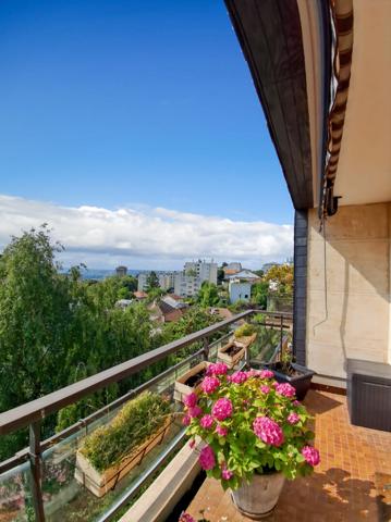 SURESNES VUE PANORAMIQUE DE CE DUPLEX en dernier étage dans un écrin de verdure