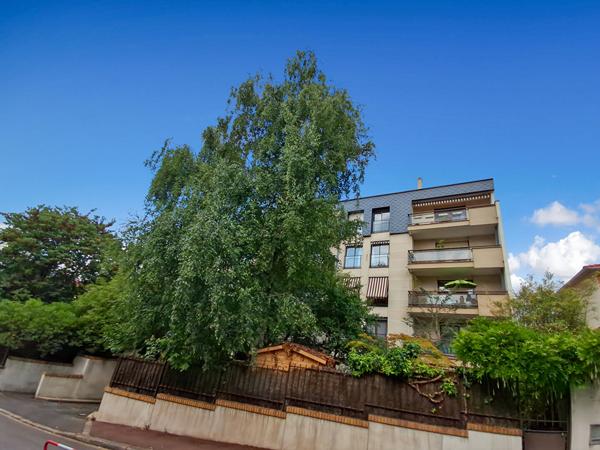 SURESNES VUE PANORAMIQUE DE CE DUPLEX en dernier étage dans un écrin de verdure