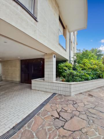 SURESNES VUE PANORAMIQUE DE CE DUPLEX en dernier étage dans un écrin de verdure