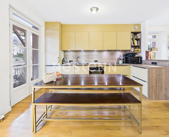 À vendre à Aurillac, à deux pas du centre ville, maison de ville, 5 pièces de 131 m² avec jardin.