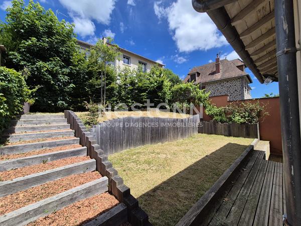 À vendre à Aurillac, à deux pas du centre ville, maison de ville, 5 pièces de 131 m² avec jardin.