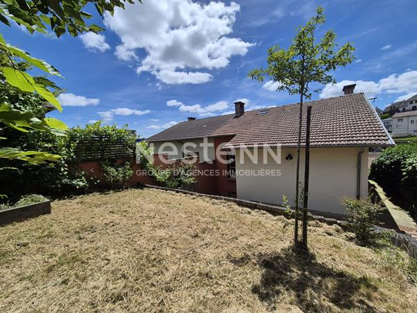 À vendre à Aurillac, à deux pas du centre ville, maison de ville, 5 pièces de 131 m² avec jardin.