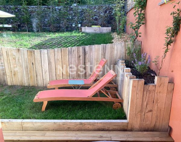 À vendre à Aurillac, à deux pas du centre ville, maison de ville, 5 pièces de 131 m² avec jardin.