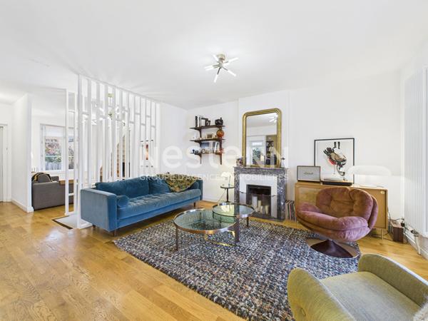 À vendre à Aurillac, à deux pas du centre ville, maison de ville, 5 pièces de 131 m² avec jardin.