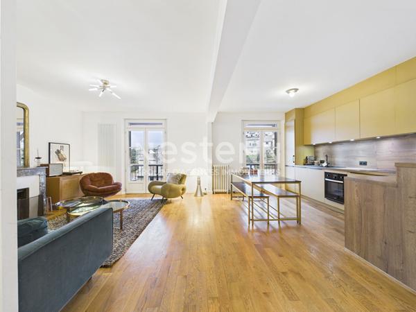 À vendre à Aurillac, à deux pas du centre ville, maison de ville, 5 pièces de 131 m² avec jardin.