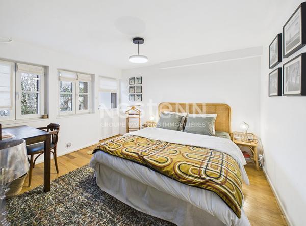 À vendre à Aurillac, à deux pas du centre ville, maison de ville, 5 pièces de 131 m² avec jardin.