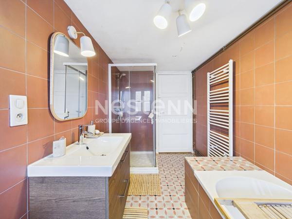 À vendre à Aurillac, à deux pas du centre ville, maison de ville, 5 pièces de 131 m² avec jardin.