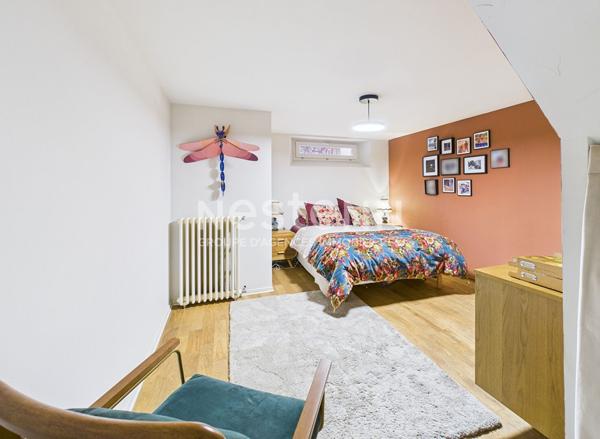À vendre à Aurillac, à deux pas du centre ville, maison de ville, 5 pièces de 131 m² avec jardin.