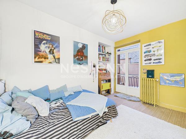 À vendre à Aurillac, à deux pas du centre ville, maison de ville, 5 pièces de 131 m² avec jardin.