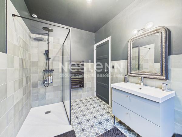 À vendre à Aurillac, à deux pas du centre ville, maison de ville, 5 pièces de 131 m² avec jardin.