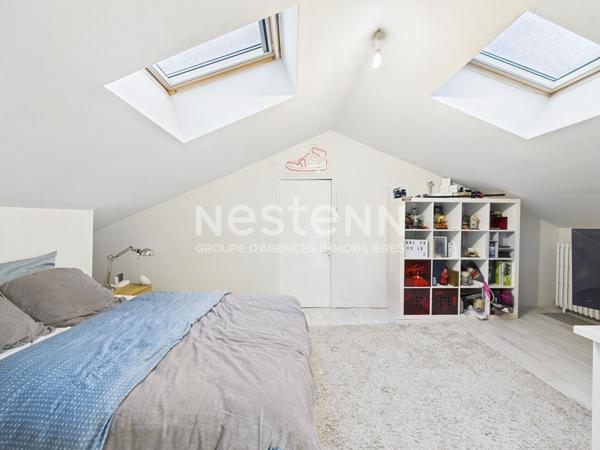 À vendre à Aurillac, à deux pas du centre ville, maison de ville, 5 pièces de 131 m² avec jardin.