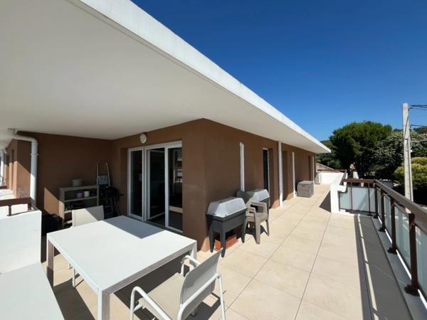 T4 de 85m2 + 2 PARKINGS EN SOUS SOL + TERRASSE A CHATEAU GOMBERT