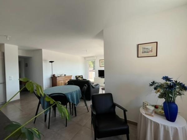T4 de 85m2 + 2 PARKINGS EN SOUS SOL + TERRASSE A CHATEAU GOMBERT