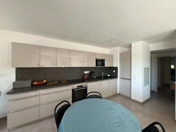 T4 de 85m2 + 2 PARKINGS EN SOUS SOL + TERRASSE A CHATEAU GOMBERT