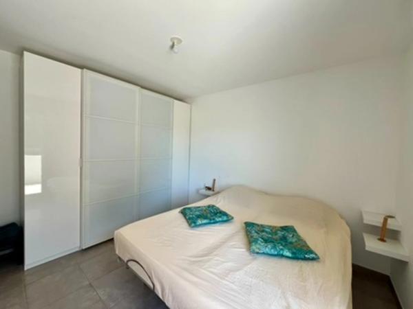 T4 de 85m2 + 2 PARKINGS EN SOUS SOL + TERRASSE A CHATEAU GOMBERT