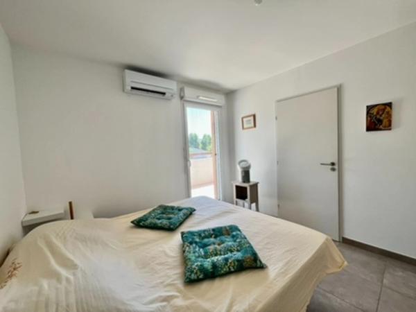 T4 de 85m2 + 2 PARKINGS EN SOUS SOL + TERRASSE A CHATEAU GOMBERT