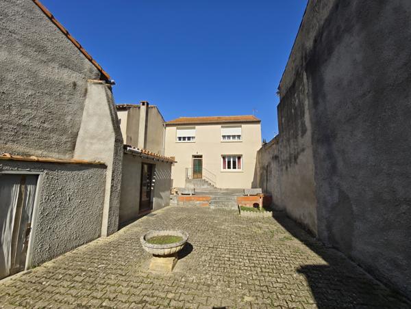 Maison de village avec du potentiel garage, dépendance et jardin  Villepinte (11150)