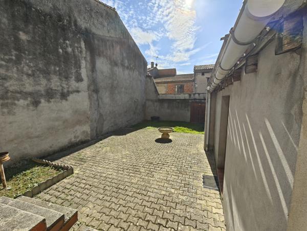 Maison de village avec du potentiel garage, dépendance et jardin  Villepinte (11150)