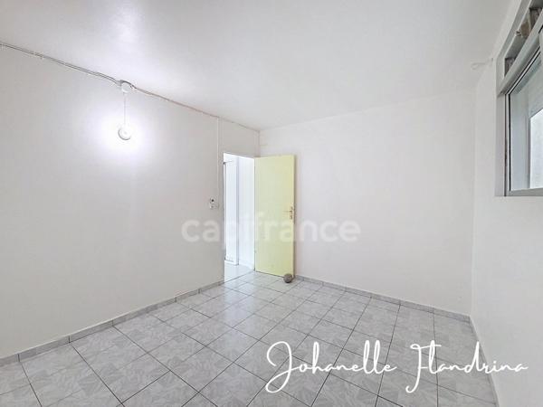 Appartement 2 chambres + 1 bureau - 1 000 €/mois charges comprises - PORT LOUIS (971)
