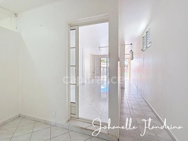 Appartement 2 chambres + 1 bureau - 1 000 €/mois charges comprises - PORT LOUIS (971)