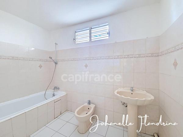 Appartement 2 chambres + 1 bureau - 1 000 €/mois charges comprises - PORT LOUIS (971)
