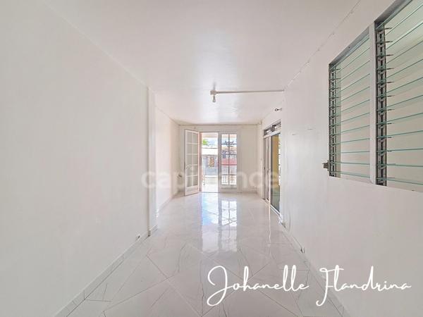 Appartement 2 chambres + 1 bureau - 1 000 €/mois charges comprises - PORT LOUIS (971)