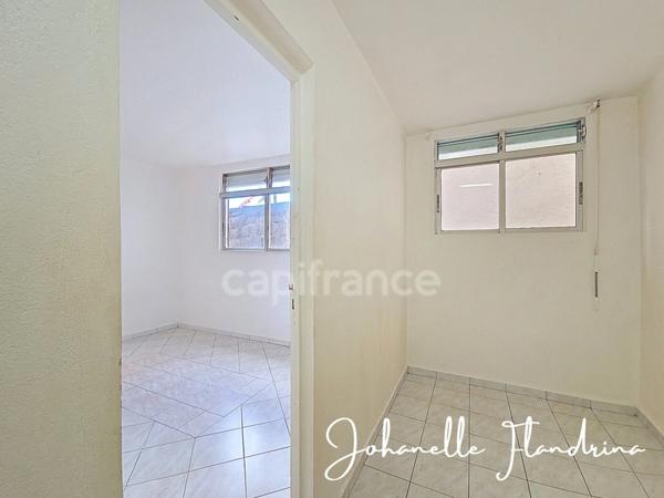 Appartement 2 chambres + 1 bureau - 1 000 €/mois charges comprises - PORT LOUIS (971)