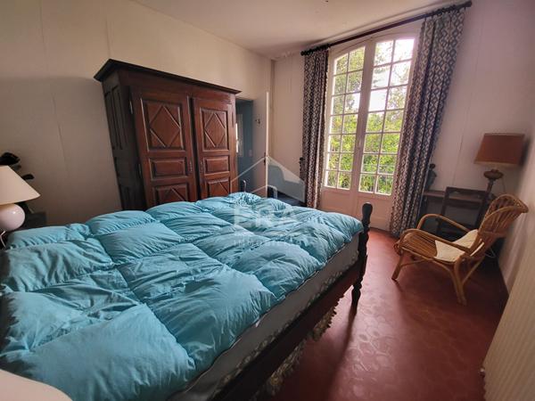 MAISON AVEC CHAMBRES ET PIECES DE VIE AU RDC - PROCHE CENTRE ET PLAGES