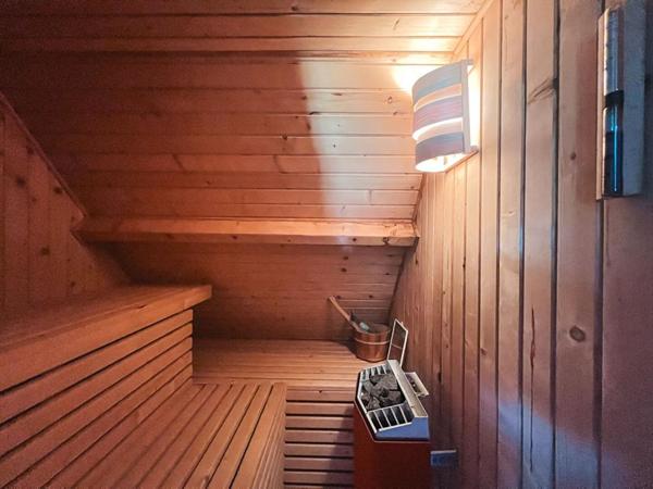 MAISON 8 PIÈCES AVEC PISCINE, POOL HOUSE ET GARAGE- SAINT-ETIENNE-DE-MONTLUC