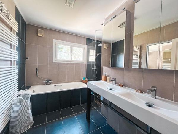 MAISON 8 PIÈCES AVEC PISCINE, POOL HOUSE ET GARAGE- SAINT-ETIENNE-DE-MONTLUC