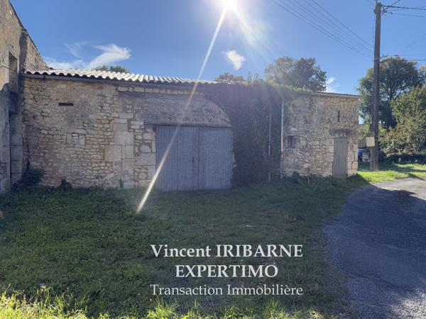 Taillebourg (17350) Maison Charentaise, 4 Chambres, Jardin et Garage.