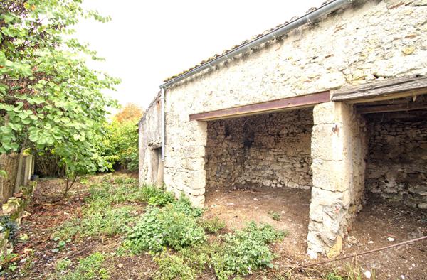LAMONTJOIE - Maison en pierre de 91m² habitables avec 2 chambres, cave et jardin