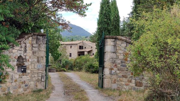Ancienne Maison Atypique proche centre Ville Privas