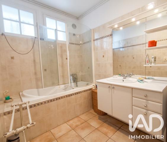 Maison à vendre 5 pièces 138 m² Saint Aulaye-Puymangou