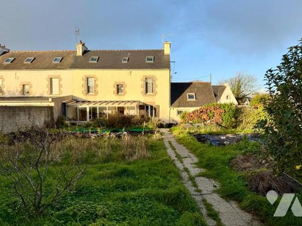 LANNILIS Bourg. Maison de ville, posée sur une parcelle de 670 m², (possibilité de détacher un ...