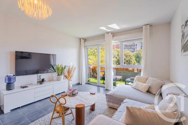 Appartement F5 à vendre  5 pièces - 91,80 m 2   CARROS  - 06