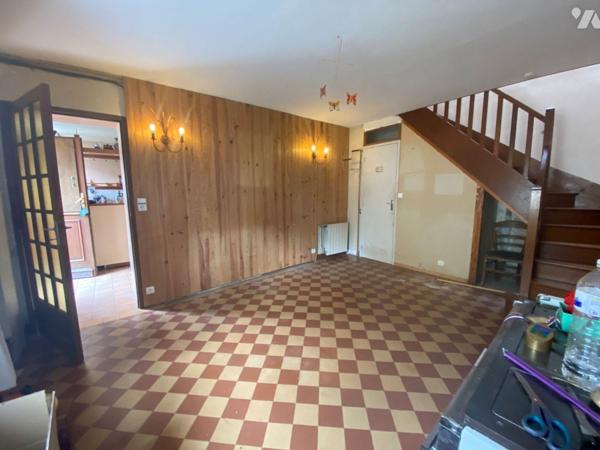 NOGENT LE ROTROU (Le Tertre Masnier), maison de ville mitoyenne comprenant 

Au rez-de-chauss...