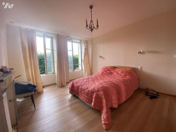 NOGENT LE ROTROU (Le Tertre Masnier), maison de ville mitoyenne comprenant 

Au rez-de-chauss...