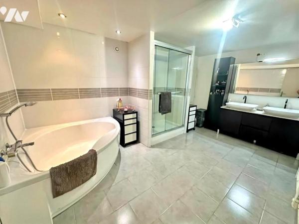 APPARTEMENT T3 AVEC TERRASSE 2 PLACES DE PARKING CABANON DE JARDIN A FUVEAU 