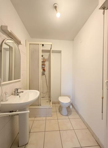 À VENDRE 13100 AIX-EN-PROVENCE, SECTEUR LA TORSE : APPARTEMENT DE TYPE 2 PIÈCES VENDU LOUÉ, AVEC TERRASSE ET PLACE DE STATIONNEMENT.