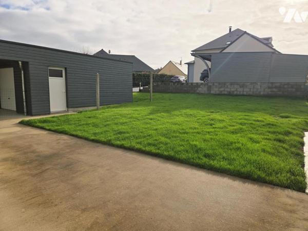 Maison récente (2017) - plain pied - trois chambres - avec jardin et dépendance.