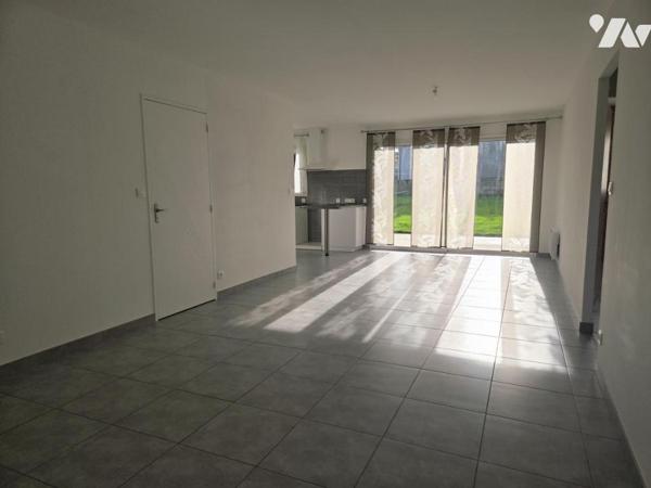 Maison récente (2017) - plain pied - trois chambres - avec jardin et dépendance.