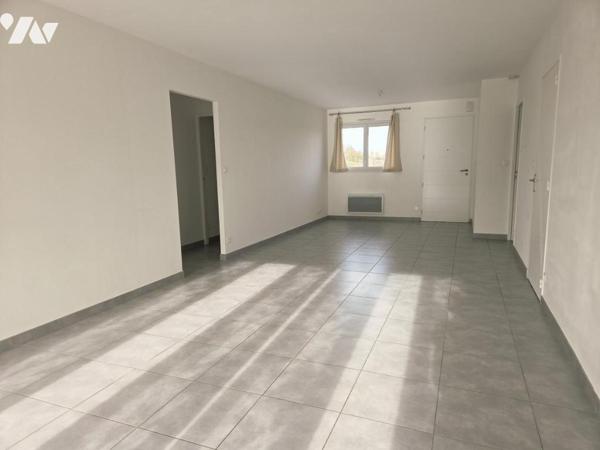 Maison récente (2017) - plain pied - trois chambres - avec jardin et dépendance.