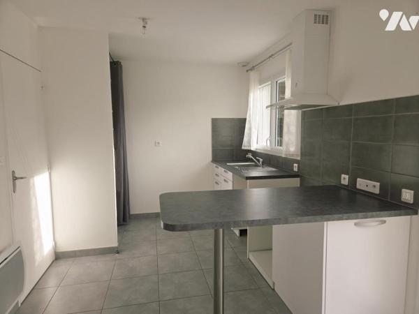 Maison récente (2017) - plain pied - trois chambres - avec jardin et dépendance.