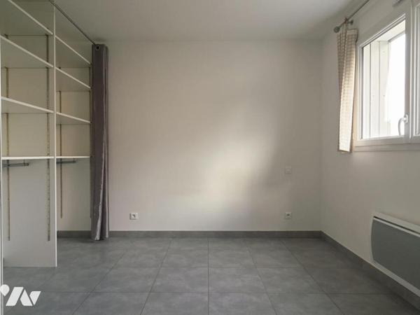 Maison récente (2017) - plain pied - trois chambres - avec jardin et dépendance.